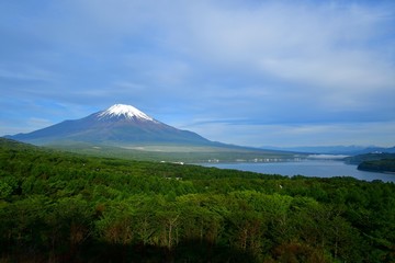 富士山と雲たなびく山中湖の情景