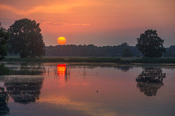 Zachód słońca nad wodą