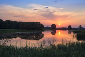 Zachód słońca nad wodą