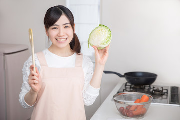 お料理教室でお料理をするキッチンの女の子