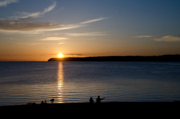 Naklejka premium Sunset watchers at Semiahmoo Bay - 1