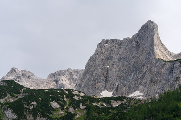 Fototapeta premium Gebirgszug am Gosausee