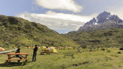 Fototapeta na wymiar duas pessoas em area de Camping no parque nacional torres del paine, patagônia