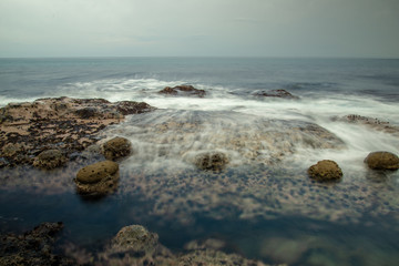 島根県浜田市の石見畳ヶ浦　海岸線に奇岩！