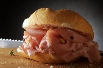 Mortadella Մորտադելա 意式肉腸 Мортаделла Italian sounding Mortadelle مرتديلا Mortadela Cucina italiana 모르타델라 מורטדלה Murtadèla  © Comugnero Silvana