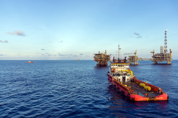 Obraz premium Anchor handling tugboat steaming at oil field