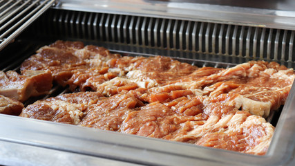 Grill and eat pork rib seasoned with soy sauce on a charcoal grill.
