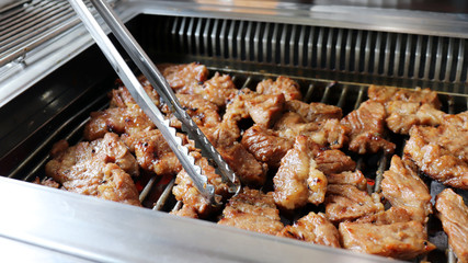Burn the pork ribs in the charcoal fire. 