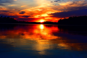 Obraz premium Rainy Lake Sunset