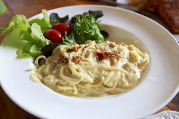 spaghetti carbonara vegetable and tomato.