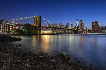 Fototapeta na wymiar Manhattan Skyline and Brooklyn Bridge from Pebble Beach