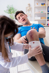 Obraz premium Patient visiting doctor after sustaining sports injury