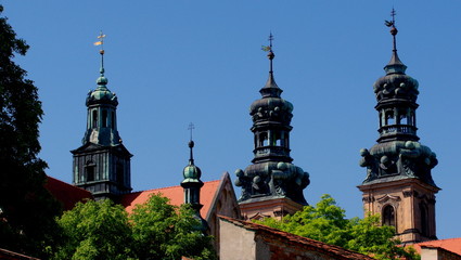 Wieże na kompleksie opactwa cystersów w Lubiążu - perełka architektury © Konrad_elx