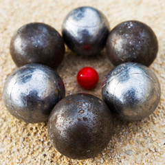 boules de pétanque autour du but
