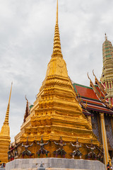 Fototapeta premium Świątynia Szmaragdowego Buddy to Wat Phra Kaew lub Wat Phra Si Rattana Satsadaram. Uważana jest za najświętszą świątynię buddyjską (wat) w Tajlandii.