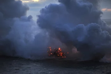 Wandaufkleber The lava of Kilauea volcano flows into the Pacific Ocean © Oleksandr Umanskyi
