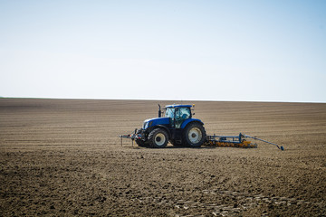 Obraz premium tracteur dans un champ