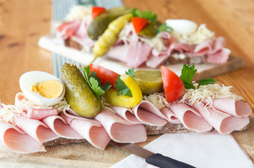 Garnierte Schinkenbrote