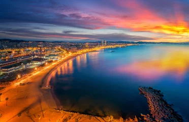 Fototapeten Barcelona-Strand bei Sonnenaufgang am Morgen © anekoho