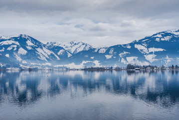 Fototapeta na wymiar Winter landscape on the beautiful lake Zell am See. Austria