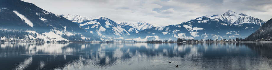 Fototapeta na wymiar Large panorama in winter on the beautiful lake Zell am See. Austria
