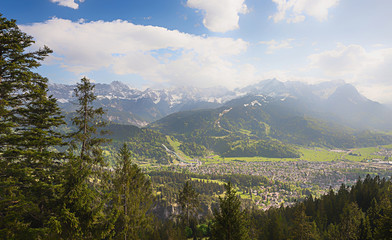 Blick zur Zugspitze und Garmisch vom Wank