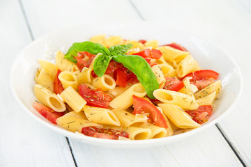Piatto di pasta con pomodoro fresco, olio d'oliva, timo e basilico, Mediterranean food 