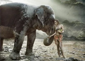 Afwasbaar Fotobehang Artist KB Sensuele temmer die haar olifantenhuisdier voert