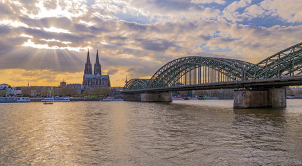 Fototapeta premium Abendsonne in Köln am Rhein mit Dom und Hohenzollernbrücke