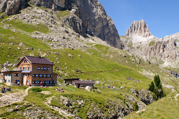 Fototapeta na wymiar Rotwandhütte im Rosengartenmassiv in den Dolomiten