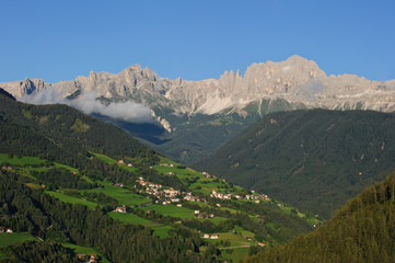 Tiers mit Rosengartenmassiv