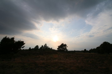 Die Sonne im Wolkenloch