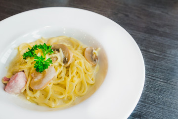 bacon and mushroom spaghetti in white dish