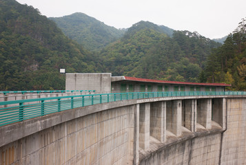 アーチ式ダムの放水口