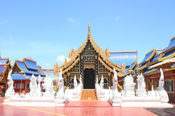 Obraz premium Landscape at Phiphat Mongkol Wanaram temple on vivid blue sky in Sukhothai, Thailand