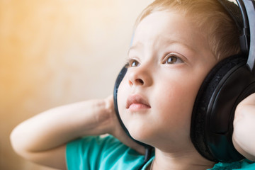 the child listens to music in the headphones