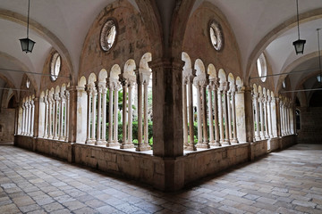 The cloister of the Franciscan monastery of the Friars Minor in Dubrovnik, Croatia  - obrazy, fototapety, plakaty