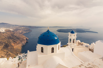 Impresionante vista de las iglesias  con las cupolas azules in Santorini, Grecia