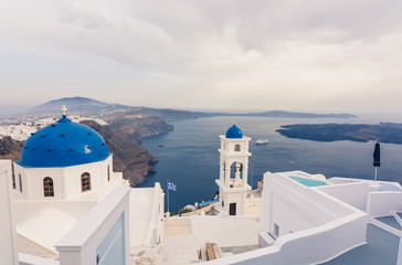 Impresionante vista de las iglesias  con las cupolas azules in Santorini, Grecia