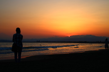 Fototapeta premium 夕日にたたずむ女性