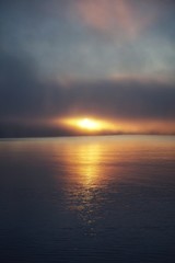 Obraz premium Sonnenaufgang im Nebel an der Ostsee