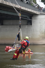 Fototapeta premium Feuerwehr Bergung Abseilen über Fluss