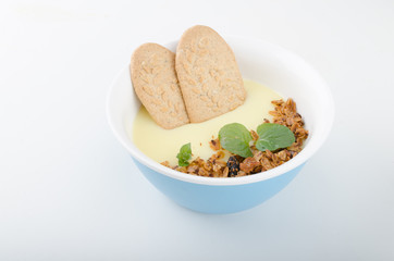 Vanilla pudding with homemade granola
