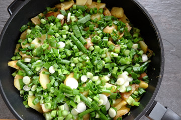 Gemüsepfanne mit Frühlingszwiebeln