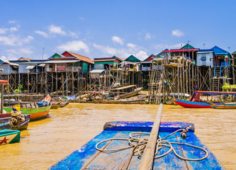 Fototapeta premium Malownicza pływająca wioska Kampong Phluk z wielokolorowymi łodziami i domami na palach, jezioro Tonle Sap, prowincja Siem Reap, Kambodża