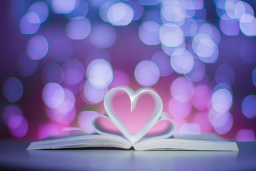 Livre ouvert en forme de coeur