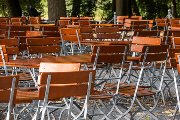 Menschenleerer Biergarten