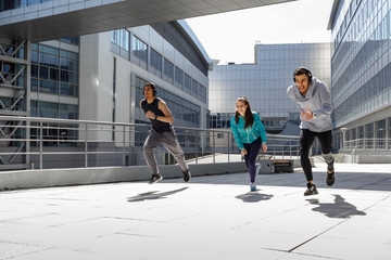 Obraz premium Przyjaciele trening fitness razem na świeżym powietrzu żyjący aktywny zdrowy