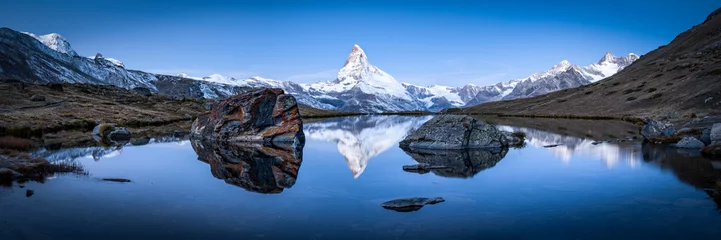 Fotobehang Stellisee panorama in Zwitserland met de Matterhorn op de achtergrond © eyetronic