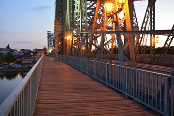 Abends auf dem Blauen Wunder über der Elbe